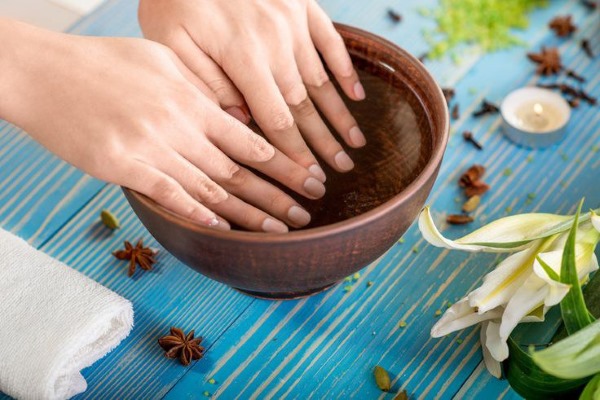 Manucure rouge pour les ongles longs. Photo 2024 avec strass, rayures, ornement, français