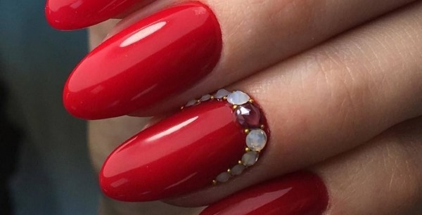 Manicure vermelha para unhas compridas. Foto 2024 com strass, listras, enfeite, francês