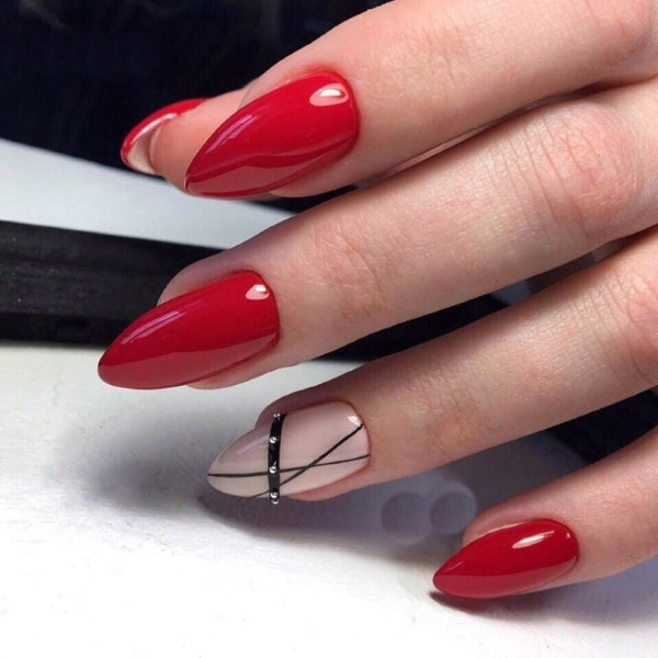 Manucure rouge pour les ongles longs. Photo 2024 avec strass, rayures, ornement, français