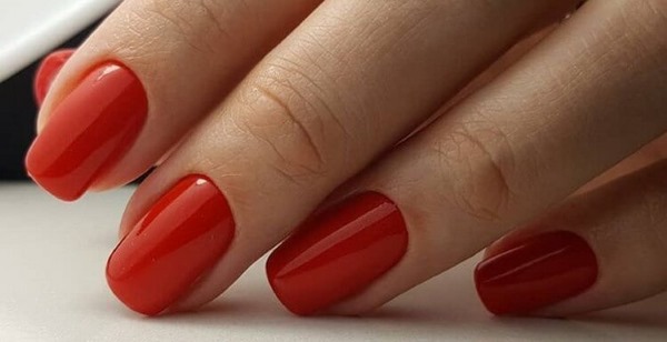 Manucure rouge pour les ongles longs. Photo 2024 avec strass, rayures, ornement, français