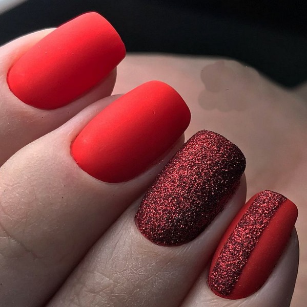 Manucure rouge pour les ongles longs. Photo 2024 avec strass, rayures, ornement, français