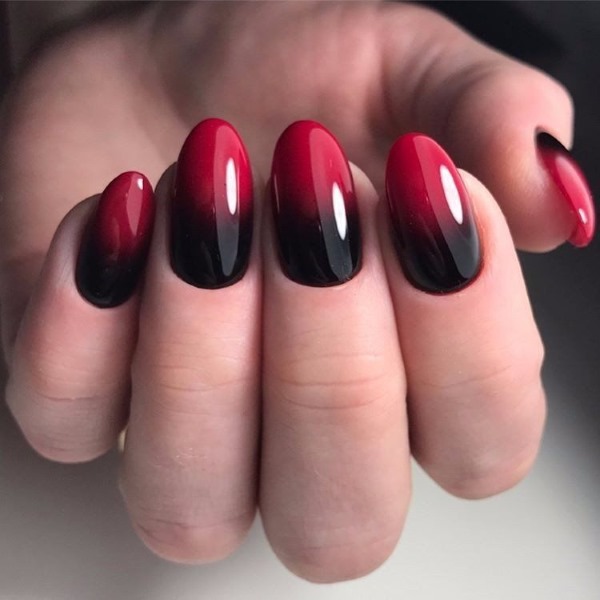 Manucure rouge pour les ongles longs. Photo 2024 avec strass, rayures, ornement, français