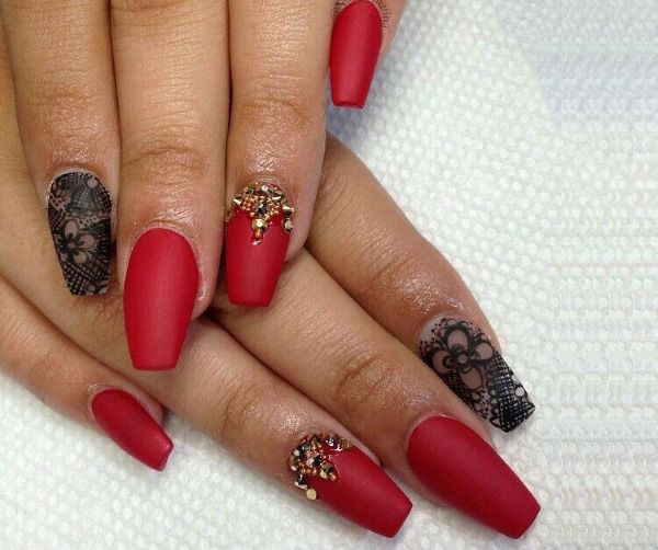 Manicure vermelho com preto. Foto, novos designs 2024, para unhas curtas e longas