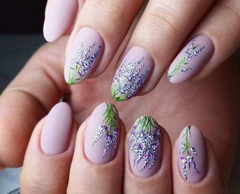 Manicure em cores delicadas para unhas curtas. Foto fosca sem padrão, jovem, com brilhos, strass