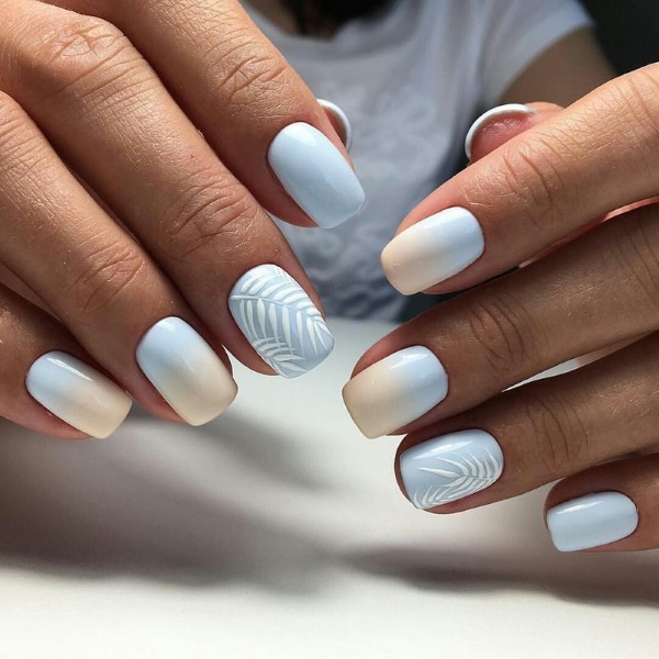 Manicure multicolor em tons pastel. Foto francesa, delicada, com strass, verão, sem design