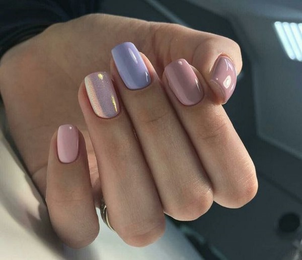 Manicure multicolor em tons pastel. Foto francesa, delicada, com strass, verão, sem design