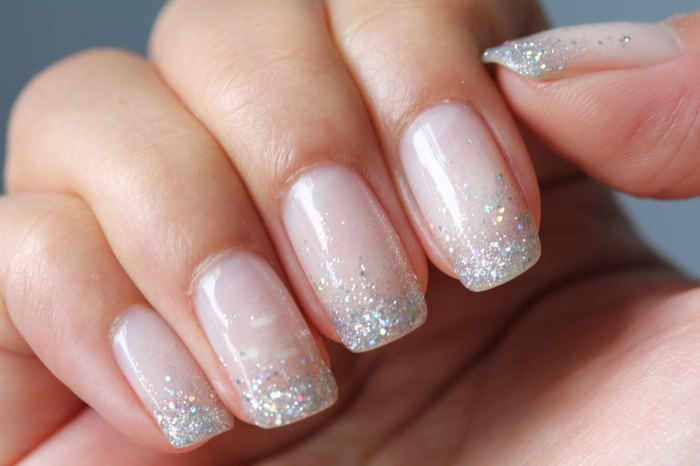 Manicure com glitter para unhas curtas. Verniz para fotos em gel, cores delicadas