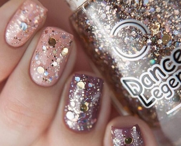 Manicure com glitter para unhas curtas. Verniz para fotos em gel, cores delicadas