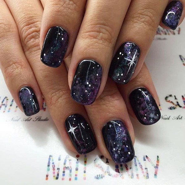 Manicure com glitter para unhas curtas. Verniz para fotos em gel, cores delicadas