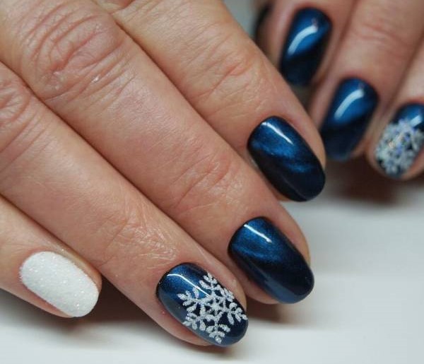 Manicure com glitter para unhas curtas. Verniz para fotos em gel, cores delicadas