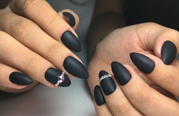 Desenhos de manicure em preto. Fotos, ideias 2024 para unhas curtas e compridas