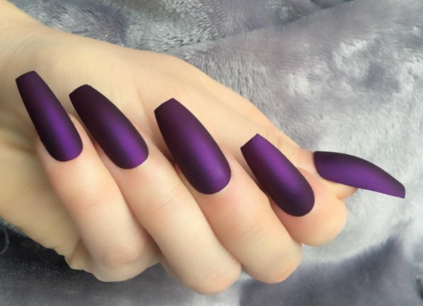 Manucure dans les tons violets pour ongles courts et longs avec vernis gel, shellac. Une photo