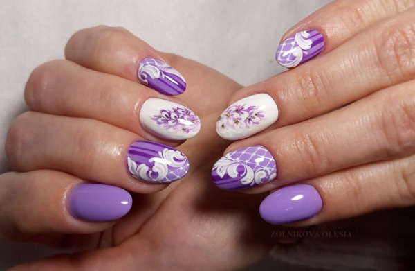 Manucure dans les tons violets pour ongles courts et longs avec vernis gel, shellac. Une photo