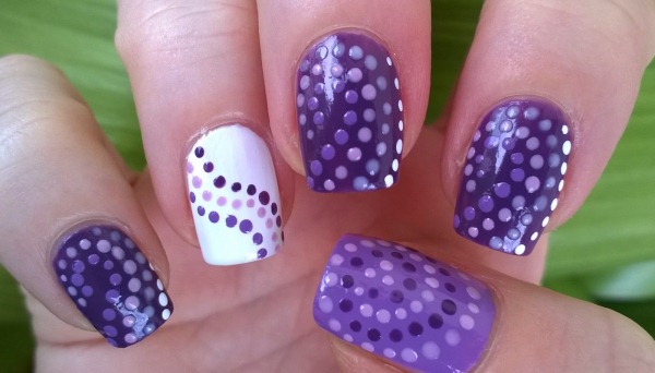 Manucure dans les tons violets pour ongles courts et longs avec vernis gel, shellac. Une photo