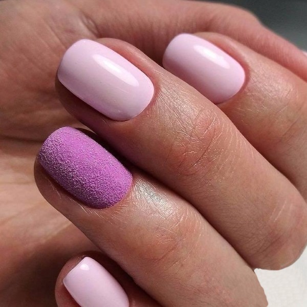 Manucure aux couleurs pastel pour ongles courts avec modelage, vernis gel français. Photos, dessins