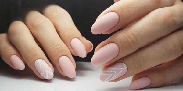 Manucure aux couleurs pastel pour ongles courts avec modelage, vernis gel français. Photos, dessins