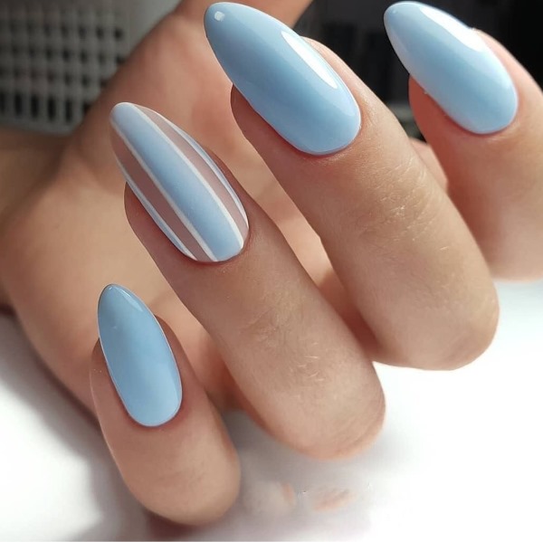 Manucure aux couleurs pastel pour ongles courts avec modelage, vernis gel français. Photos, dessins