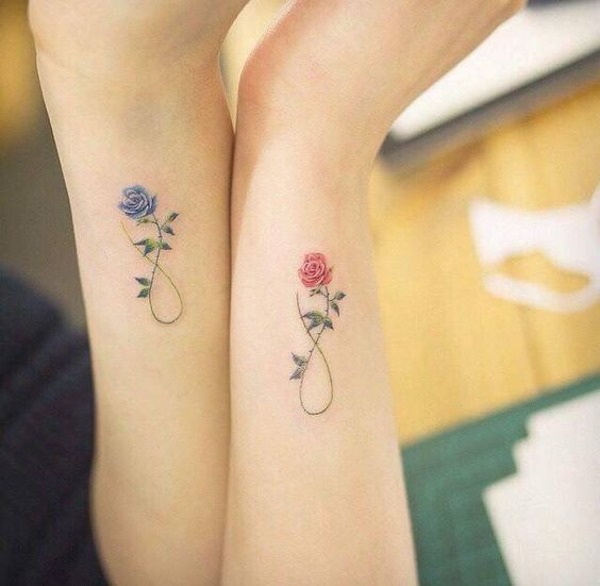 Tatuagens emparelhadas para dois amantes, para amigos, irmãs. Pequenos esboços, idéias de letras