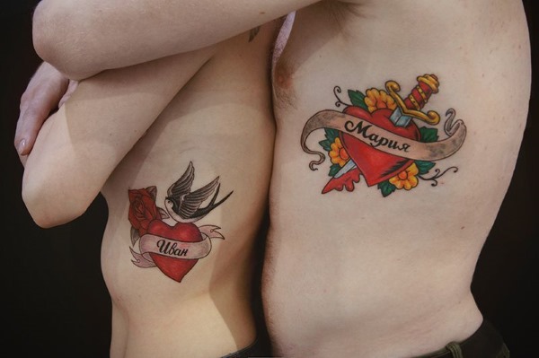 Tatuagens emparelhadas para dois amantes, para amigos, irmãs. Pequenos esboços, idéias de letras