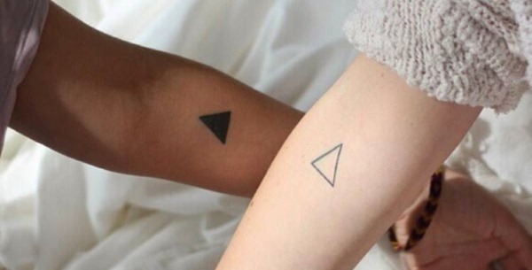 Tatuagens emparelhadas para dois amantes, para amigos, irmãs. Pequenos esboços, idéias de letras