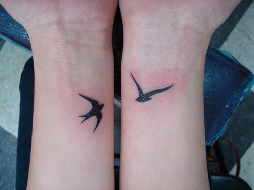 Tatuagens emparelhadas para dois amantes, para amigos, irmãs. Pequenos esboços, idéias de letras