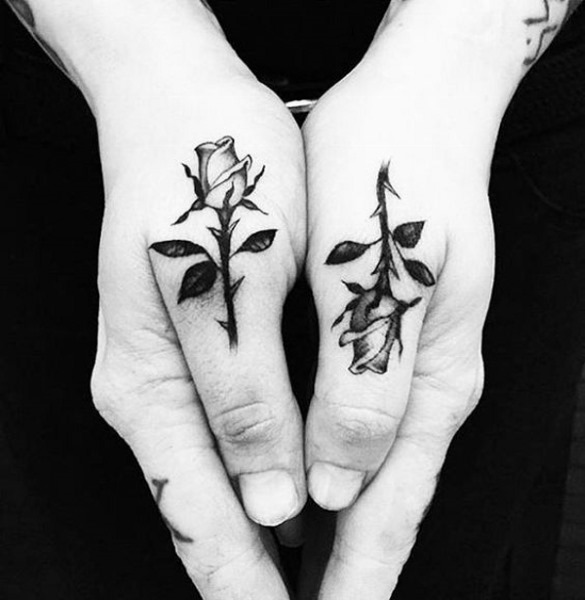 Tatuagens emparelhadas para dois amantes, para amigos, irmãs. Pequenos esboços, idéias de letras