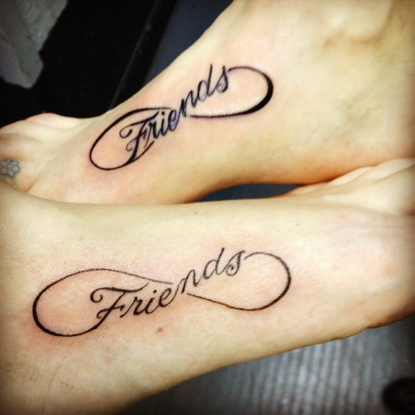 Tatuagens emparelhadas para dois amantes, para amigos, irmãs. Pequenos esboços, idéias de letras