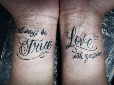 Tatuagens emparelhadas para dois amantes, para amigos, irmãs. Pequenos esboços, idéias de letras