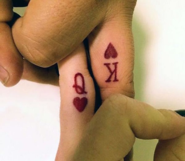 Tatuagens emparelhadas para dois amantes, para amigos, irmãs. Pequenos esboços, idéias de letras