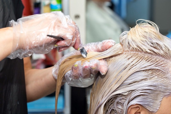 Cabelo roxo acinzentado. Foto, quem combina. Tintas, técnicas de tingimento