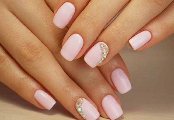 Desenho de unhas na cor rosa com strass, brilhos, rub, caldos, monogramas, padrões, inscrições, prata