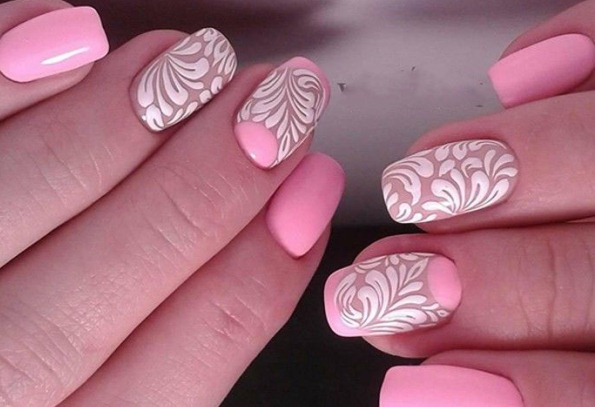 Desenho de unhas na cor rosa com strass, brilhos, rub, caldos, monogramas, padrões, inscrições, prata