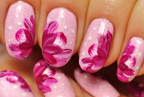 Desenho de unhas na cor rosa com strass, brilhos, rub, caldos, monogramas, padrões, inscrições, prata