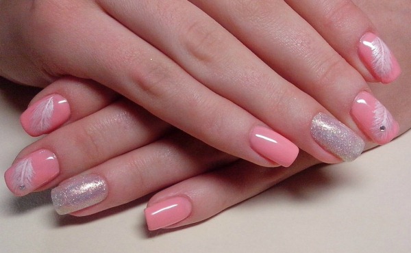 Desenho de unhas na cor rosa com strass, brilhos, rub, caldos, monogramas, padrões, inscrições, prata