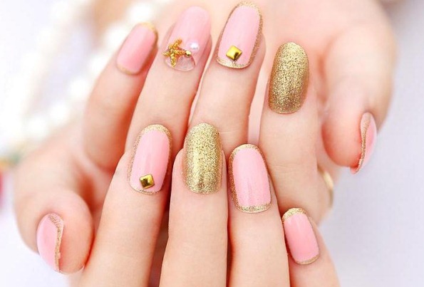 Desenho de unhas na cor rosa com strass, brilhos, rub, caldos, monogramas, padrões, inscrições, prata