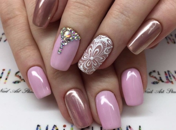 Desenho de unhas na cor rosa com strass, brilhos, rub, caldos, monogramas, padrões, inscrições, prata