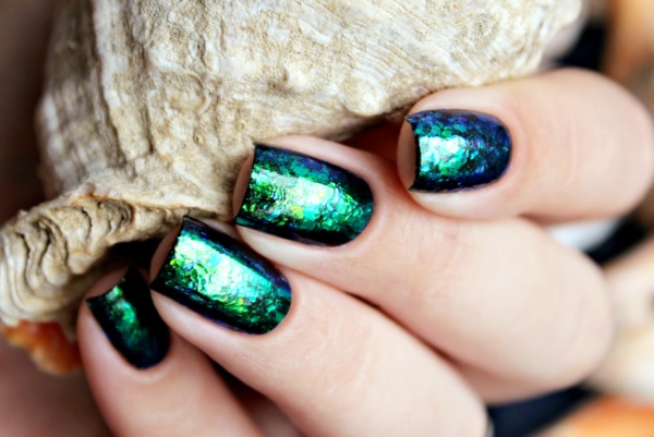 Manucure vert foncé avec vernis. Design photo mat pour ongles courts et longs, nouveaux articles, tendances de la mode