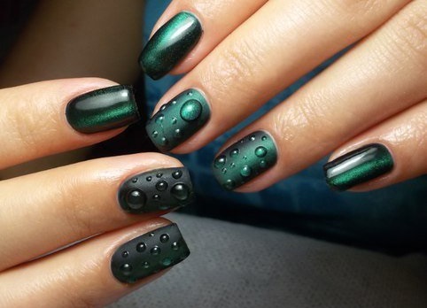 Manucure vert foncé avec vernis. Design photo mat pour ongles courts et longs, nouveaux articles, tendances de la mode