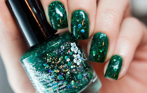 Manucure vert foncé avec vernis.Design photo mat pour ongles courts et longs, nouveaux articles, tendances de la mode