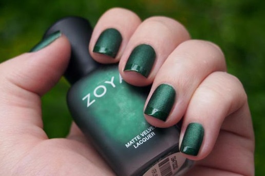 Manicure verde escura com verniz. Design fotográfico fosco para unhas curtas e compridas, novos itens, tendências da moda