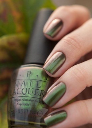 Manicure verde escura com verniz. Design fotográfico fosco para unhas curtas e compridas, novos itens, tendências da moda