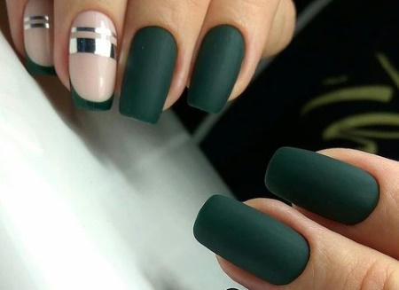 Manicure verde escura com verniz. Design fotográfico fosco para unhas curtas e compridas, novos itens, tendências da moda