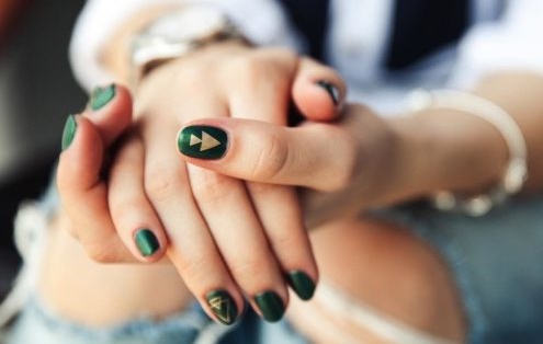 Manucure vert foncé avec vernis. Design photo mat pour ongles courts et longs, nouveaux articles, tendances de la mode