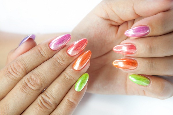 Manicure com massagem no espelho. Foto pérola, com strass, brilhos, prata, em tons pastel