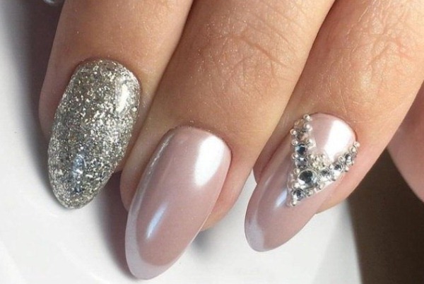 Manicure com massagem no espelho. Foto pérola, com strass, brilhos, prata, em tons pastel