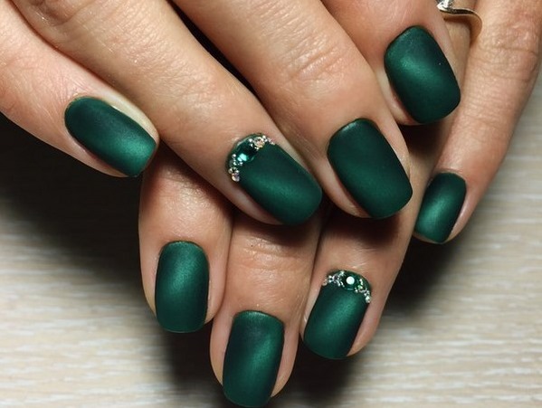 Manicure verde escura com verniz. Design fotográfico fosco para unhas curtas e compridas, novos itens, tendências da moda