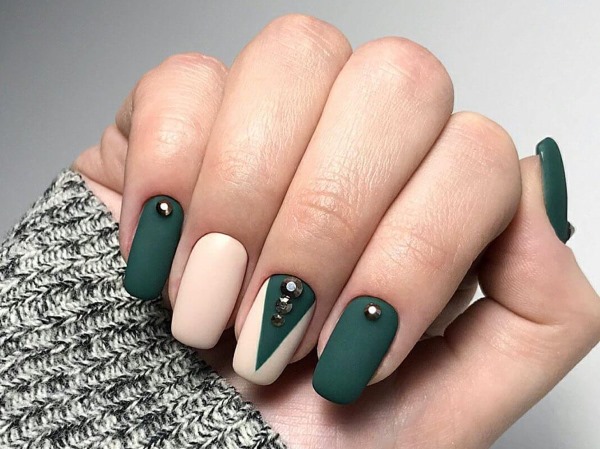 Manicure verde escura com verniz. Design fotográfico fosco para unhas curtas e compridas, novos itens, tendências da moda