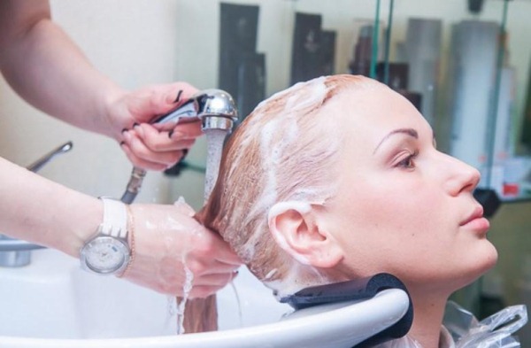 Coloração de cabelo. Tintas, produtos para morenas e loiras. Instruções passo a passo em casa