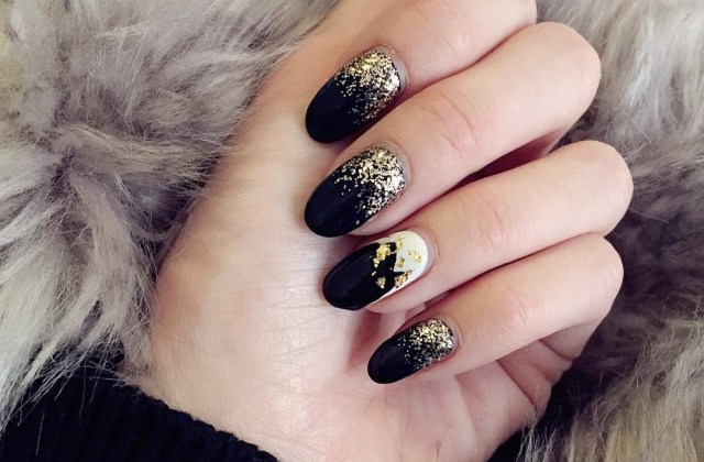 Unhas pretas mate. Desenhos com ouro, lantejoulas, strass. Idéias para unhas compridas e curtas