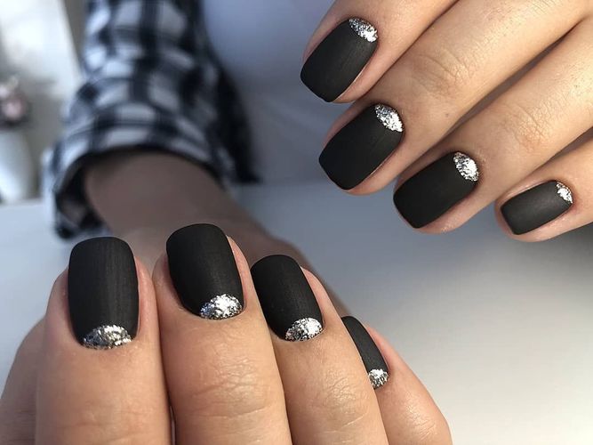 Unhas pretas mate. Desenhos com ouro, lantejoulas, strass. Idéias para unhas compridas e curtas